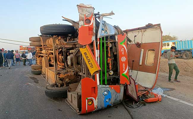 10 pilgrims killed in bus-truck accident in Maha, CM orders probe