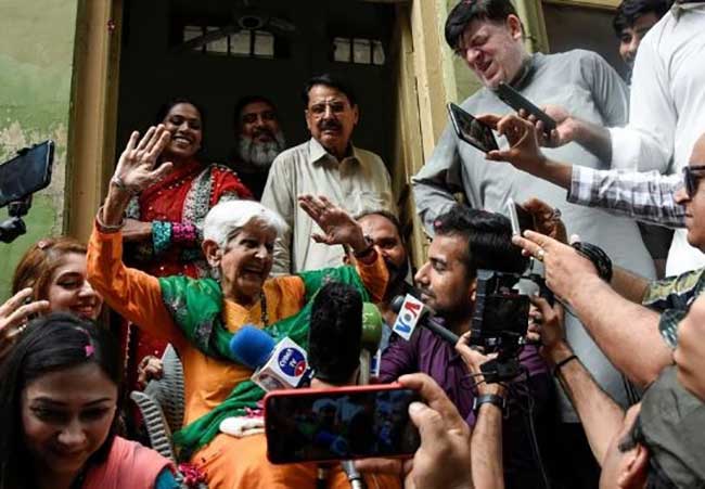 92-year-old Reena Verma warmly welcomed on long-overdue visit to ancestral home in Pakistan