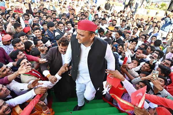 Aggressive Akhilesh takes to the streets to refurbish his 'Twitter chhaap' leader image