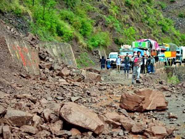Amarnath Yatra suspended due to Jammu-Srinagar highway blockade