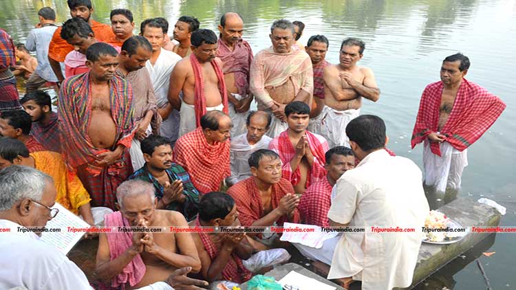 Obeisance marks the serene occasion of Mahalaya
