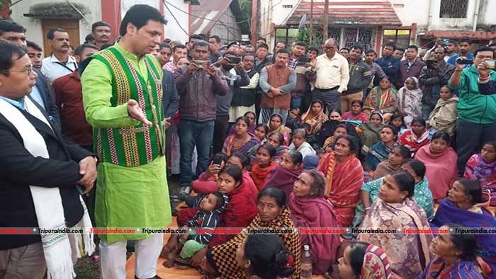 Surprise visit to Kanchanpur: CM stresses on peace and harmony