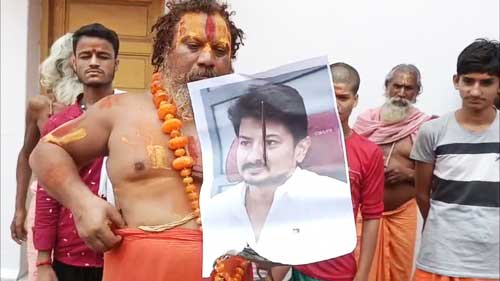 DMK cadres burn effigy of seer who offered 10 cr for Udayanidhi's head