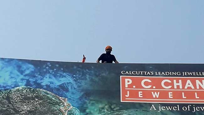 Failing to meet CM, Odisha youth climbs atop flex board