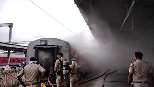 Fire erupts in Udyan Express after reaching B’luru railway station, no casualties