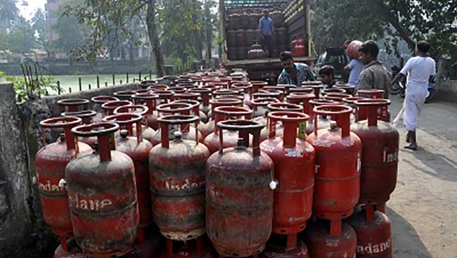 After inviting Oppn wrath, Goa govt says free LPG only for 'low income group'