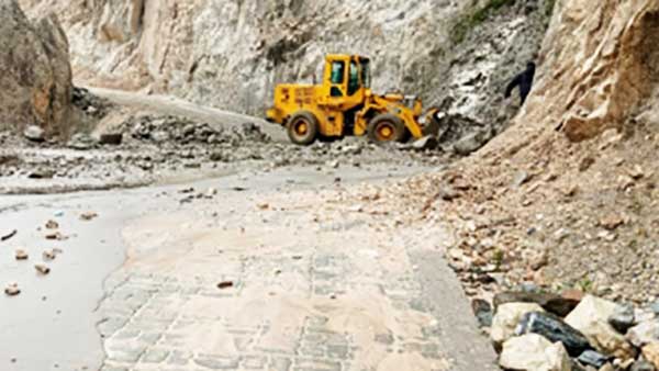 Landslide damages 9 houses on Srinagar-Leh highway
