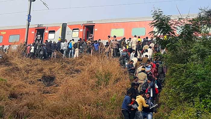 Lokmanya Tilak Express derails in Odisha, 20 injured