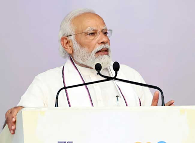 PM Modi inaugurates projects worth Rs 4400 cr in Gujarat