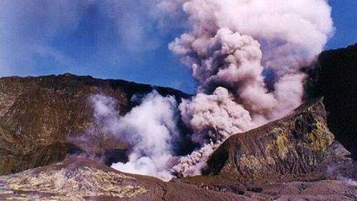 NZ volcano: 17th victim dies in hospital