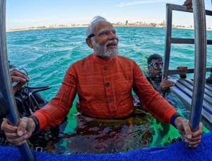 PM Modi's deep sea dive into submerged Dwarka, performs underwater 'puja'