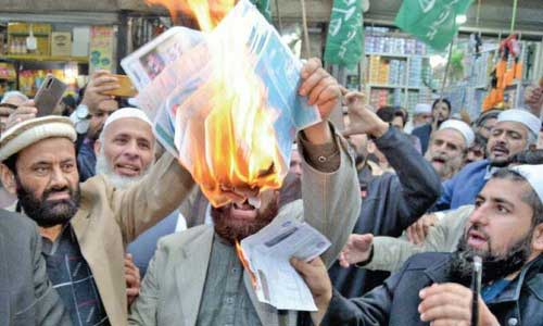 Pakistanis burn electricity bills, protest against imposed taxes