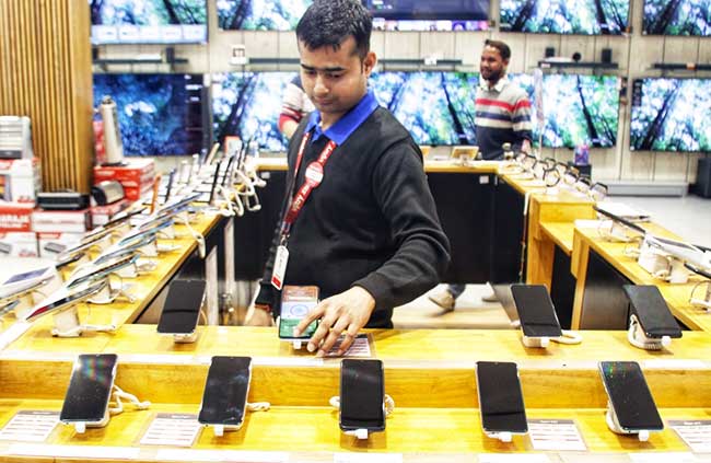 Centre cuts Customs duty on key mobile phone parts to boost local manufacturing