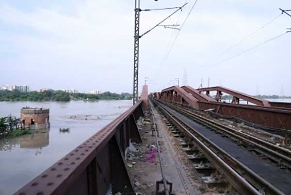 Rail traffic temporarily suspended on Old Yamuna Bridge after water level crosses danger mark