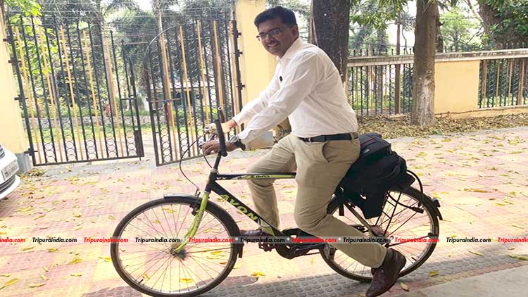 Civil servant on peddles spreads cycling-message
