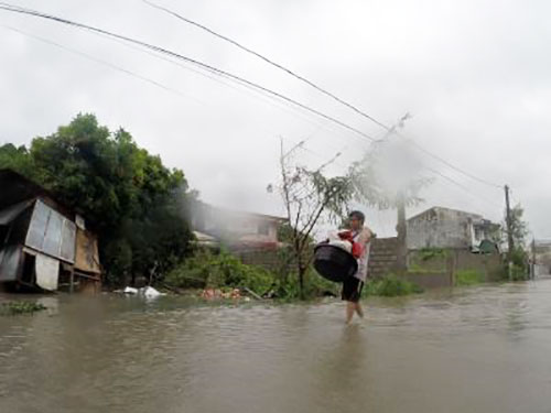 Philippines: Super typhoon Saola leaves 1 dead, displaces over 3,87,000