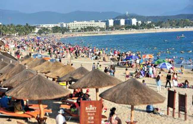 Thousands stranded after Covid outbreak on Chinese holiday island