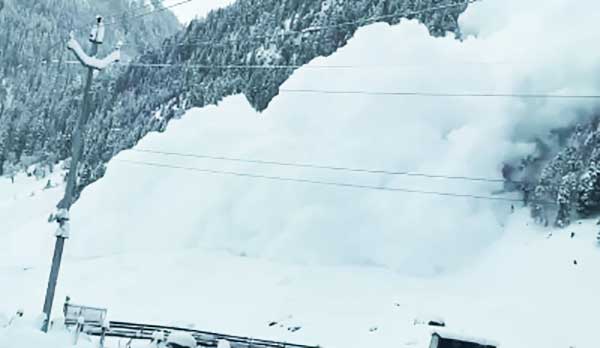 Two killed, four rescued after avalanche hits Gulmarg