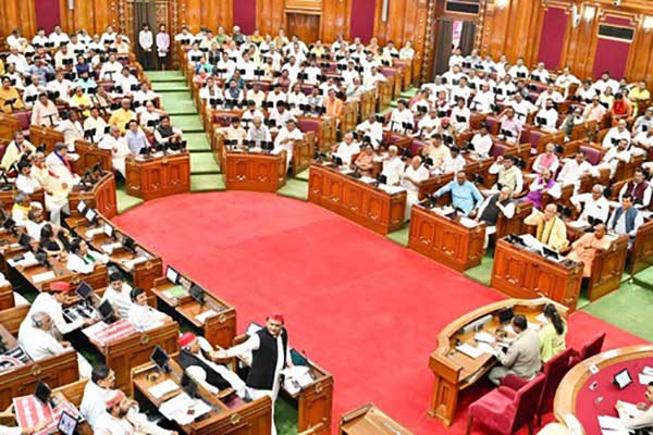 UP MLAs oppose ban on mobile phones in Assembly