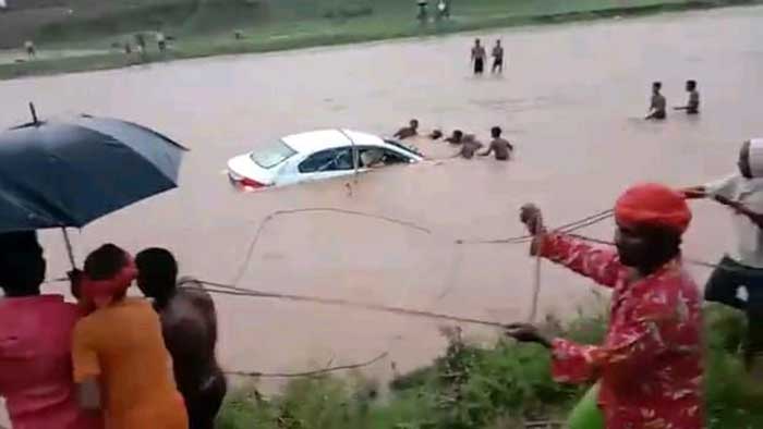 Jharkhand villagers save newly-weds, four others as car falls into river