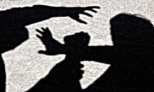 Mother fights molester to save 11-year-old daughter