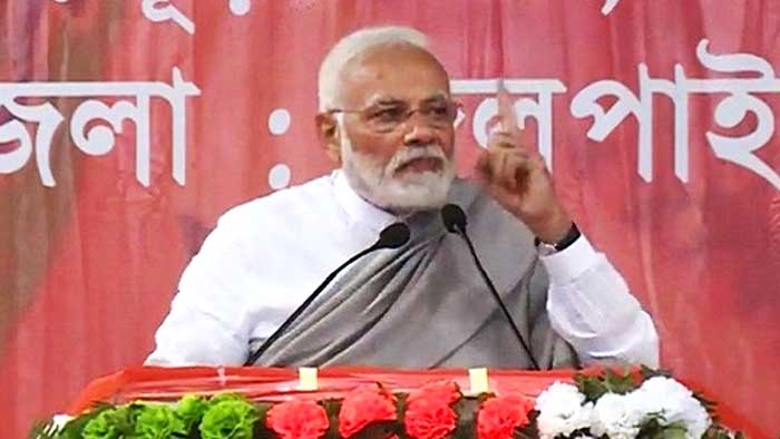 Modi accuses Mamata of protecting scamsters, she calls him 'master of corruption'