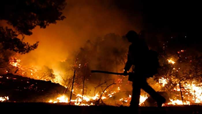25,000 residents flee wildfire in southern California