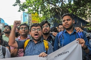 30-member junior doctors' delegation head to Nabanna for 'talks' with Mamata