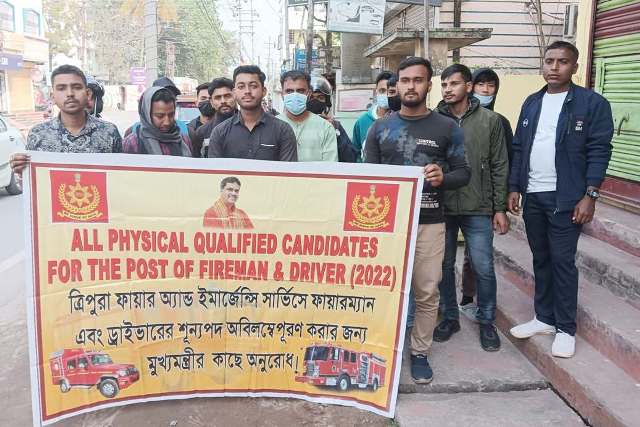 Fire Service exam aspirants’ stage protest outside CM's residence, demand release of results