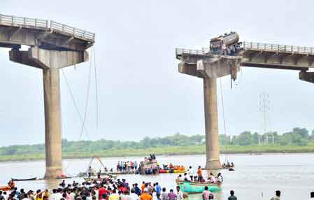 Vadodara: Search on for 3 people missing after Gambhira bridge collapse; death toll 15