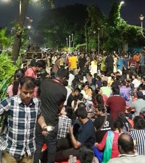 Impasse continues as protesting doctors snub Mamata's talks offer