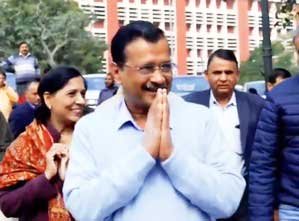 Kejriwal casts his vote, urges Delhi voters to choose development