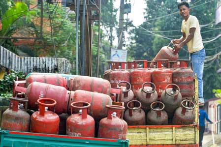 Online LPG cylinder bookings increased to 99 pc amid geo-political crisis: Govt Online LPG cylinder bookings increased to 99 pc amid geo-political crisis: Govt