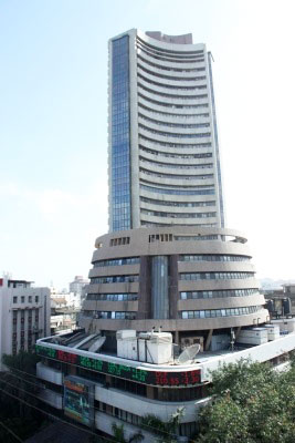 Sensex, Nifty end lower as investors turn cautious over Trump’s tariff deadline Sensex, Nifty end lower as investors turn cautious over Trump’s tariff deadline