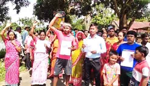Locals block road for long-pending road demand; ends protest after administrative assurance
