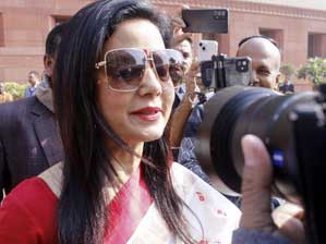 LS expels Mahua for 'unethical conduct' in cash for Parl query charge